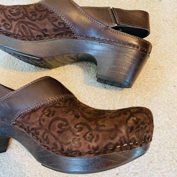 Dansko Brown Floral Suede Damask Sling Back Clogs - Picture 3 of 12